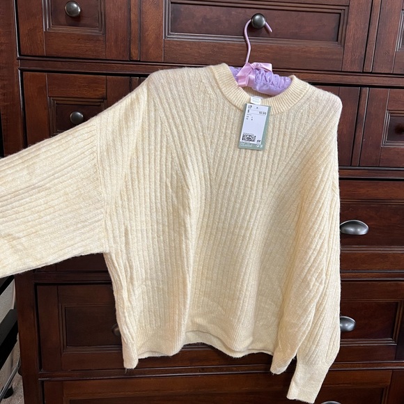 HM sweater, new with tags. - Picture 2 of 4